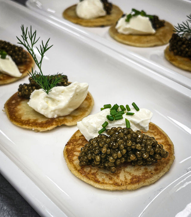 Caviar mit Frischkäse auf Blinis