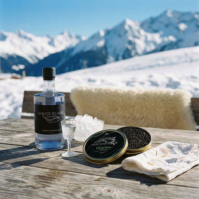 Caviar Eichinger Osietra, White Pearl Oyster Vodka et un verre glacé sur une terrasse de montagne ensoleillée dans la neige